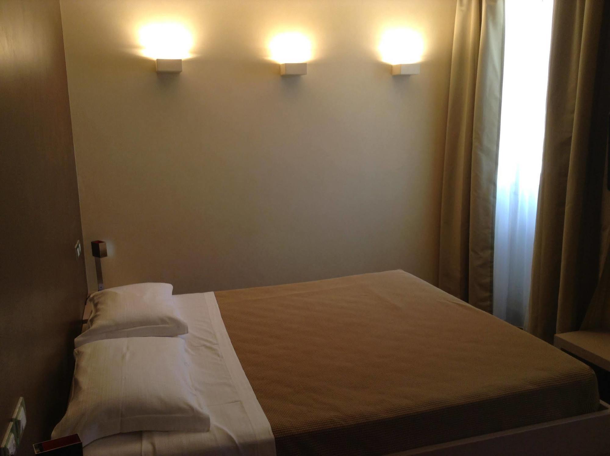 City Hotel Varese Bagian luar foto